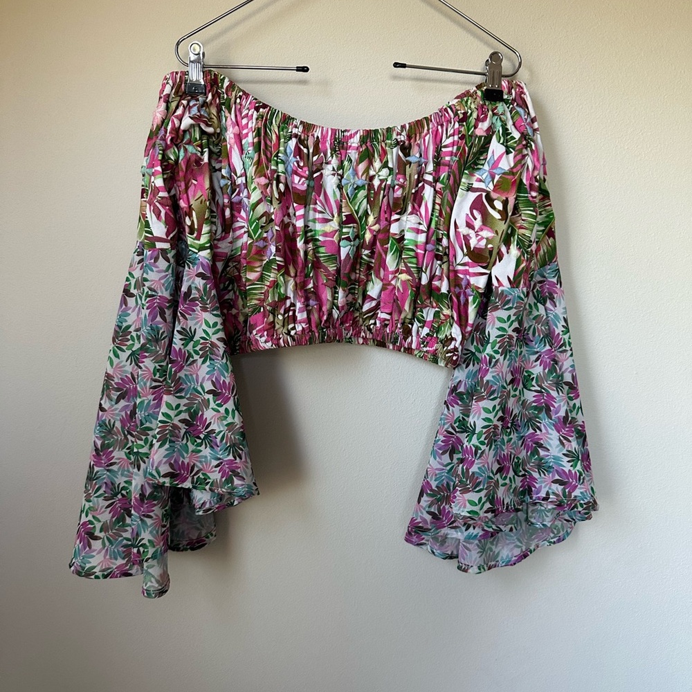All Things Mochi The Art of Embroidery Bell Sleeve Floral Crop Top Size Small